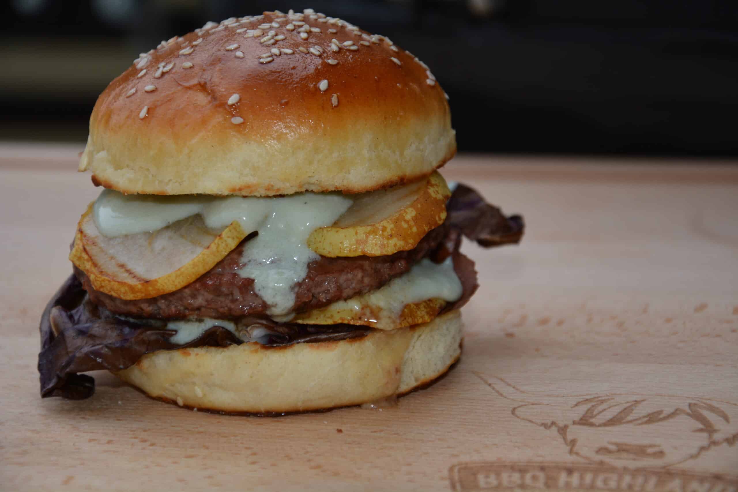 Burger mit Roquefort, Birne und Radicchio - Die BBQ Highlander