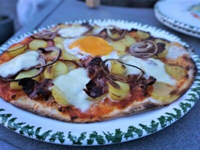 Pizza mit Ei und Kartoffeln und Speck