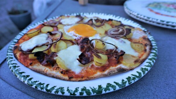 Pizza mit Ei und Kartoffeln und Speck