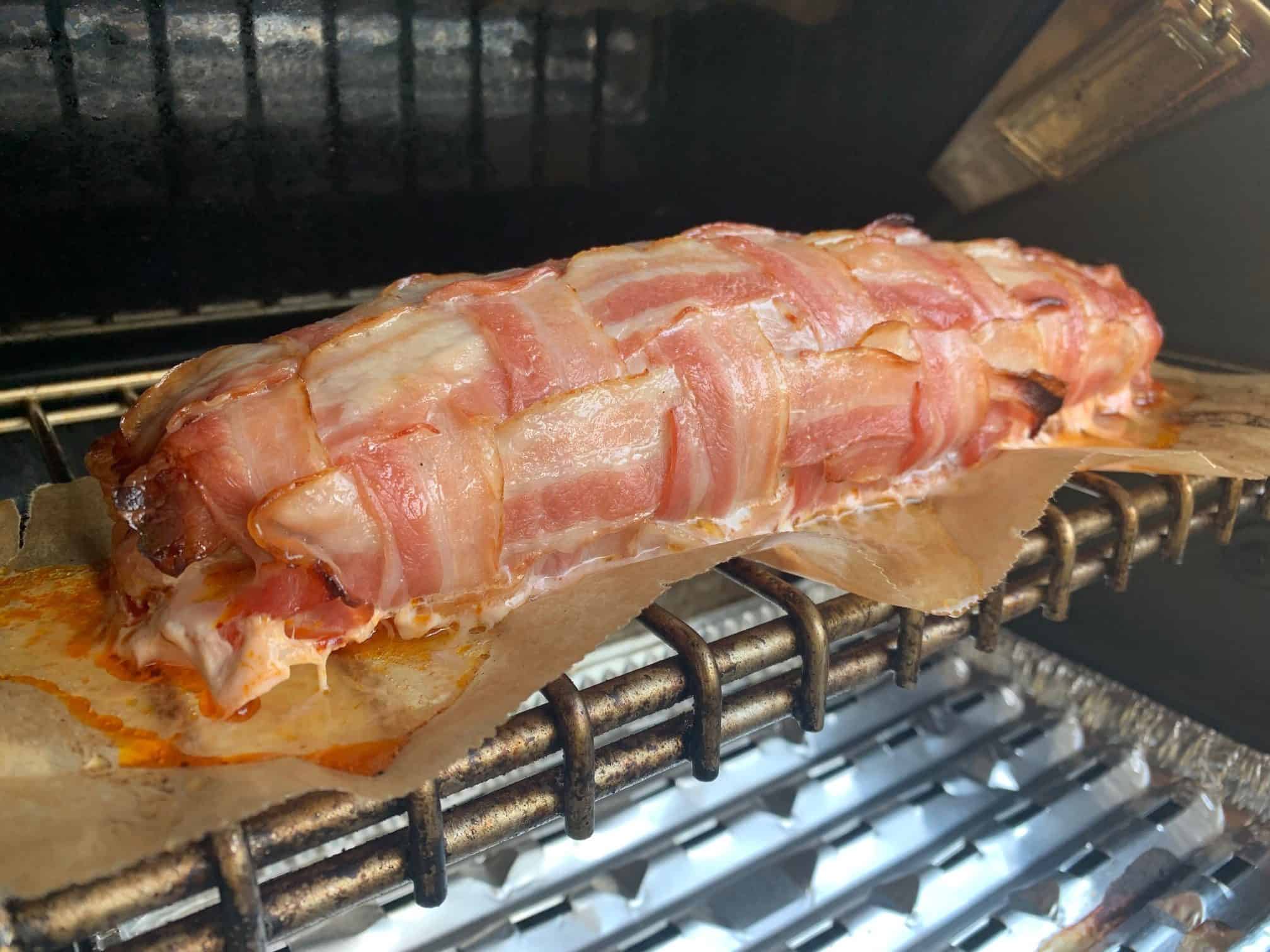 gefülltes Schweinefilet im Baconmantel im Grill