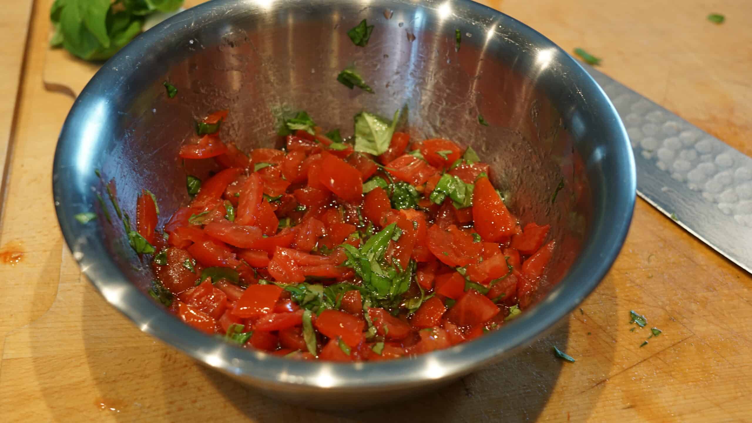 Tomaten und Basilikum für Bruschetta