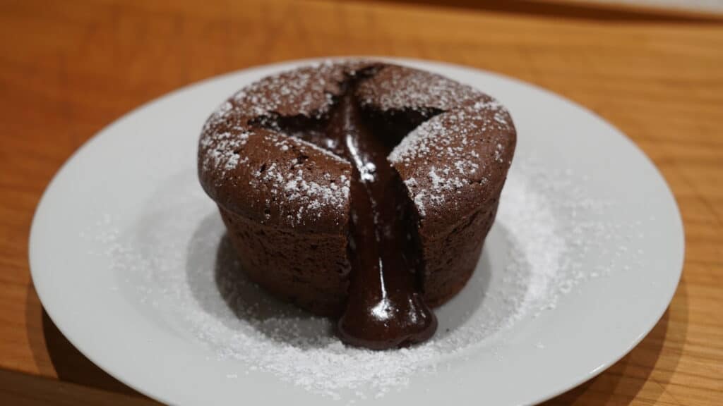 Schokoladenkuchen mit flüssigem Kern vom Grill