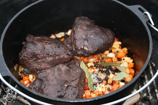 leckeres Grill Rezept von den BBQ Highlander für Ochsenbäckchen aus dem Dutch Oven