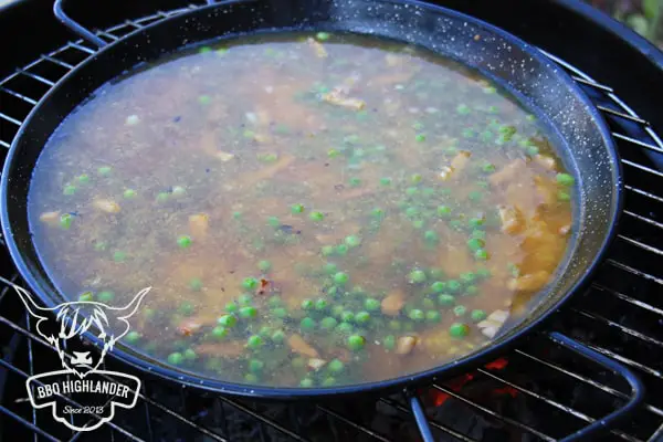 leckeres BBQ Rezept von der Paella vom Grill mit Gambas, Muscheln, Reis, Erbsen